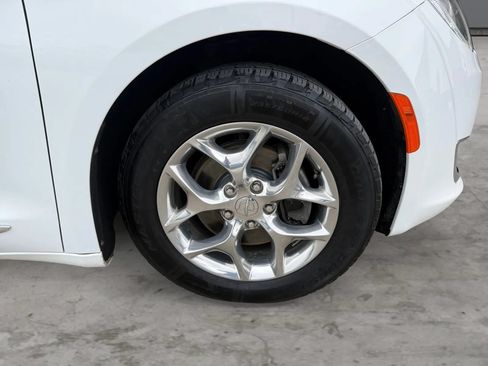 Used 2018 Chrysler Pacifica Limited FWD image 46