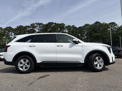 Used 2024 Kia Sorento LX FWD image 3