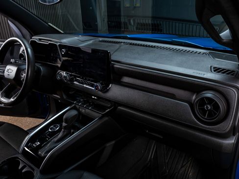 Used 2024 Chevrolet Colorado Trail Boss w/ Technology Package AWD/4WD image 18