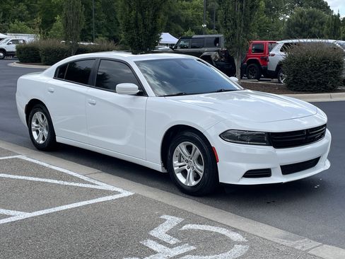 Used 2022 Dodge Charger SXT RWD image 2