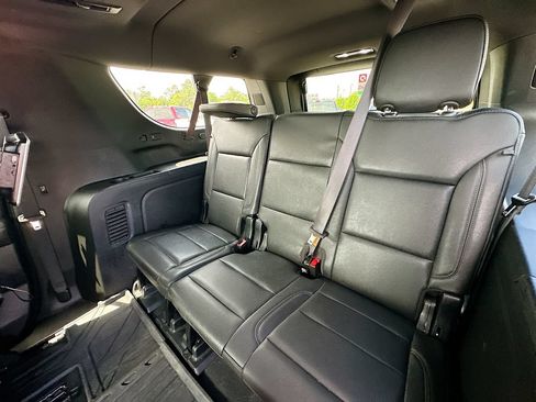 Used 2024 Chevrolet Suburban Z71 w/ Luxury Package AWD/4WD image 4