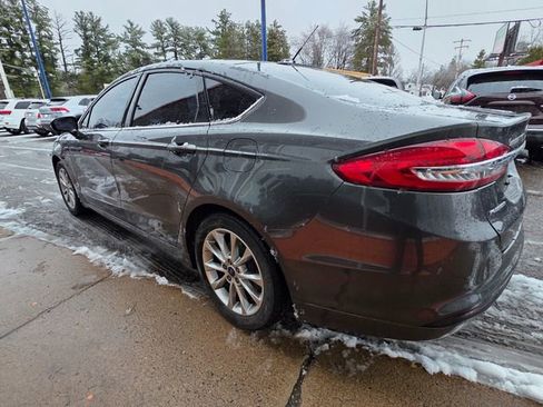 Used 2017 Ford Fusion SE w/ Fusion SE Technology Package FWD image 5