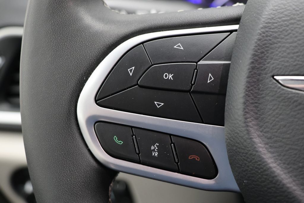 Used 2024 Chrysler Pacifica Touring-L FWD image 18