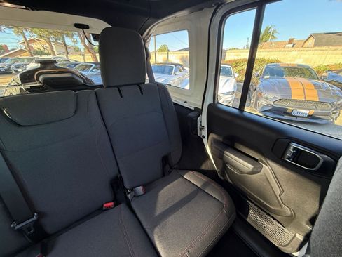 Used 2025 Jeep Wrangler Unlimited Rubicon image 33