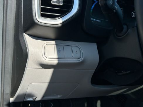 Certified 2025 Hyundai Venue SEL FWD image 19