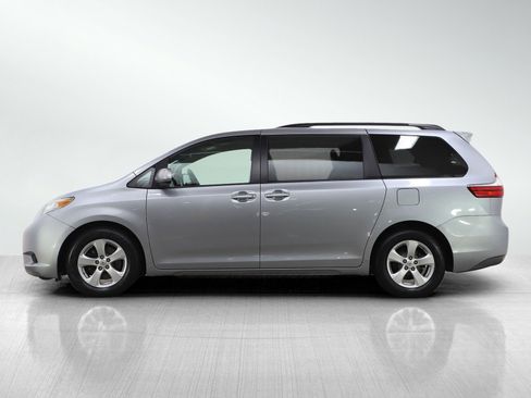 Used 2015 Toyota Sienna LE image 2