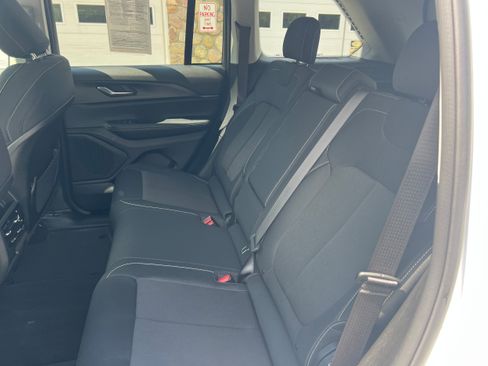 Used 2023 Jeep Grand Cherokee Laredo w/ Luxury Tech Group I AWD/4WD image 10