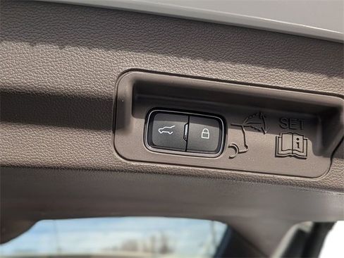 Used 2020 Ford Explorer Platinum w/ Premium Technology Package image 34