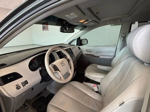 Used 2011 Toyota Sienna XLE image 2