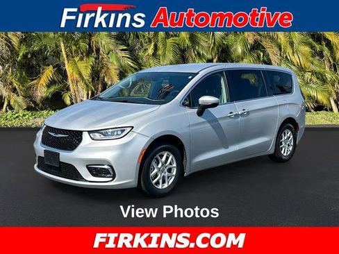 Used 2023 Chrysler Pacifica Touring-L FWD image 1