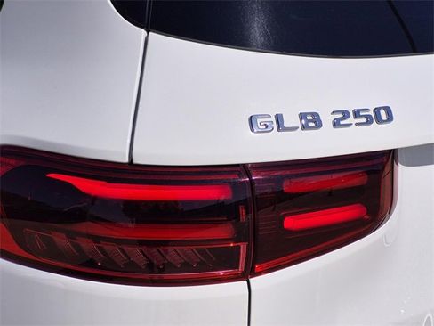 Certified 2025 Mercedes-Benz GLB 250 image 11