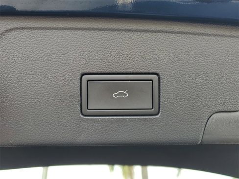 Used 2022 Volkswagen Atlas Cross Sport SE image 9