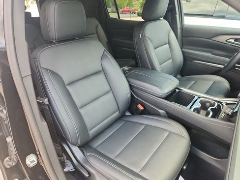 Used 2025 Chevrolet Traverse LT FWD image 22