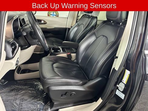 Used 2017 Chrysler Pacifica Touring-L FWD image 11