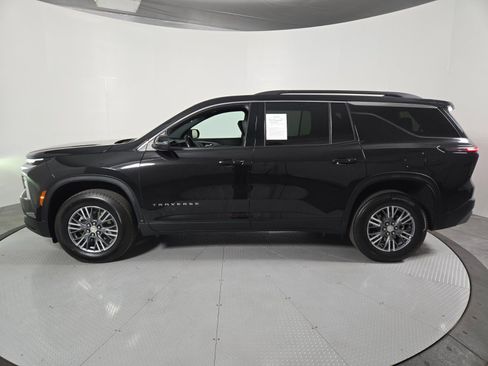 Used 2025 Chevrolet Traverse LT FWD image 7