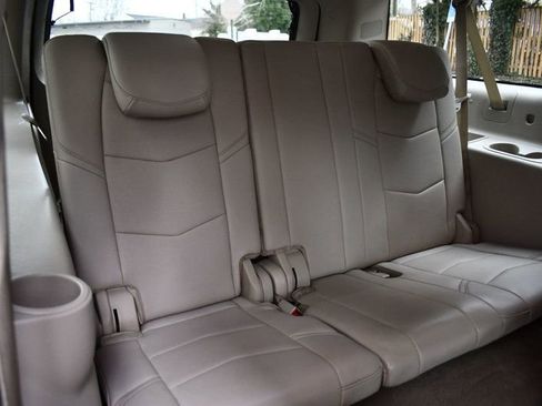 Used 2017 Cadillac Escalade ESV Luxury image 41