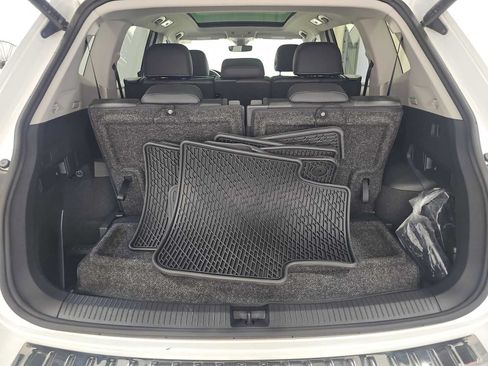 Used 2023 Volkswagen Tiguan SE w/ Panoramic Sunroof Package FWD image 17