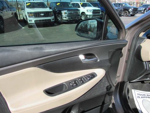 Used 2019 Hyundai Santa Fe SE image 11