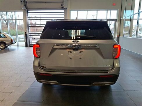 Used 2020 Ford Explorer XLT w/ Equipment Group 202A image 5