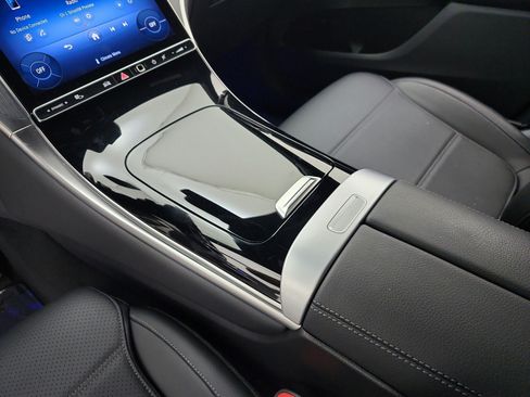 Used 2024 Mercedes-Benz GLC 300 image 11