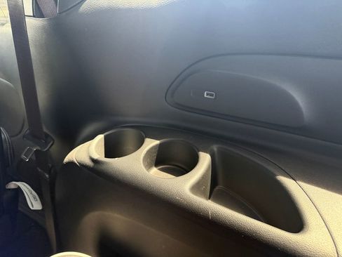 Used 2025 Chrysler Pacifica Limited FWD image 28