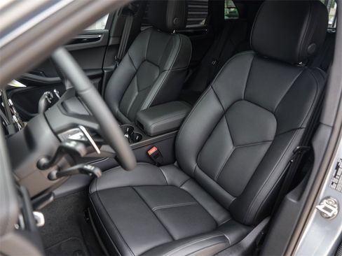 Used 2025 Porsche Macan image 5