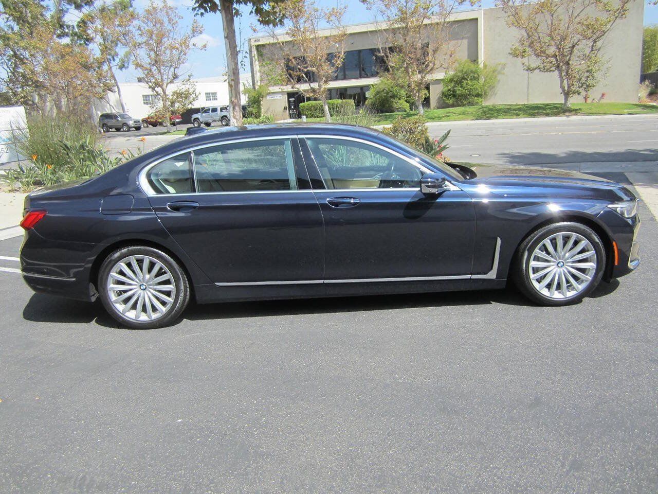 Used 2020 BMW 740i w/ Premium Package RWD image 2