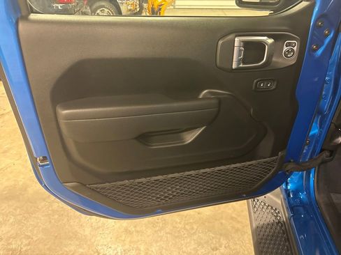 Used 2023 Jeep Gladiator Sport image 11