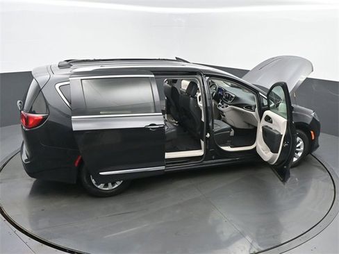 Used 2019 Chrysler Pacifica Touring-L image 65