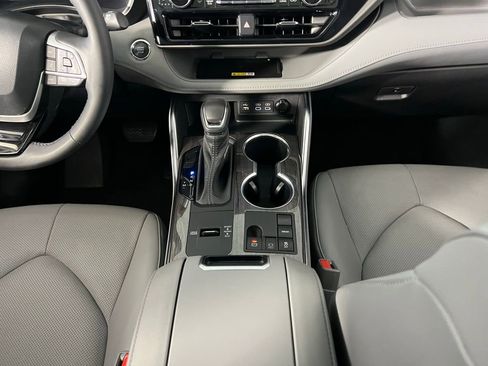 Used 2023 Toyota Highlander Limited image 17