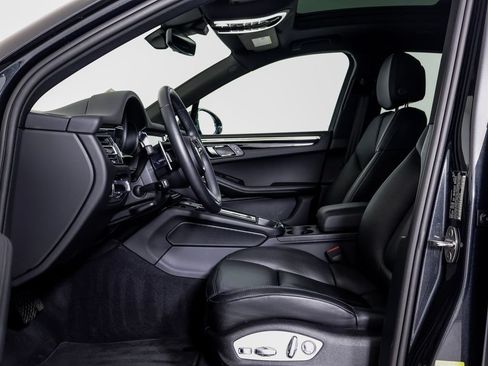 Certified 2025 Porsche Macan AWD/4WD image 5