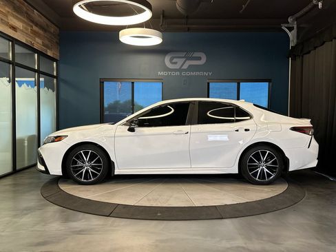Used 2022 Toyota Camry SE FWD image 6