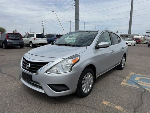 Used 2015 Nissan Versa SV FWD image 4
