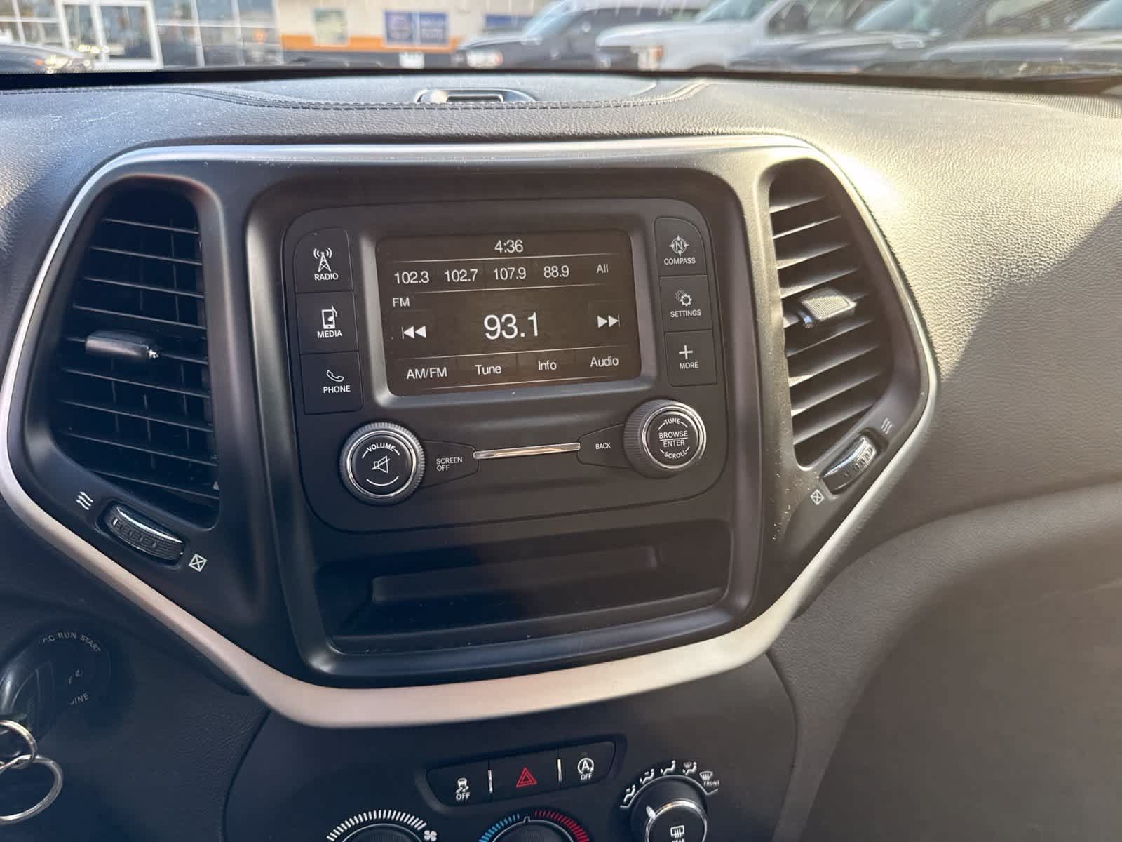 Used 2018 Jeep Cherokee Latitude FWD image 24