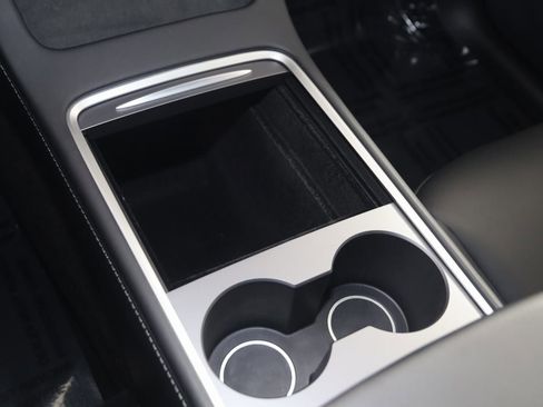 Used 2025 Tesla Model Y Long Range image 31