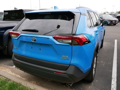 Certified 2021 Toyota RAV4 XLE w/ XLE Grade Weather Package AWD/4WD image 4