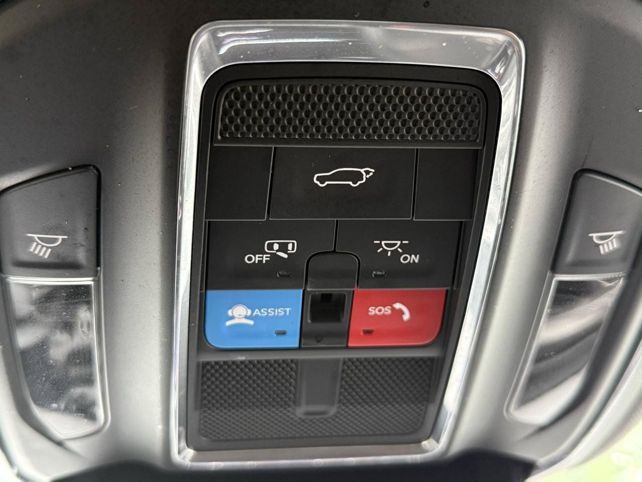 Used 2023 Jeep Grand Cherokee Limited w/ Black Appearance Package AWD/4WD image 16