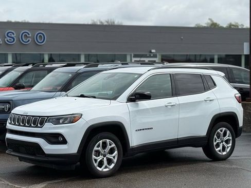 Used 2025 Jeep Compass Latitude AWD/4WD image 33
