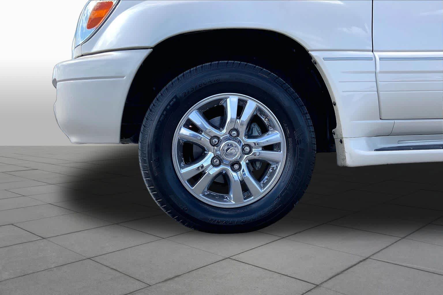 Used 2005 Lexus LX 470 4WD w/ Preferred Accessory Pkg image 10