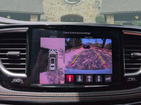 Used 2026 Chrysler Pacifica Pinnacle FWD image 14