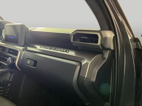 Used 2024 Toyota Tacoma SR5 AWD/4WD image 17
