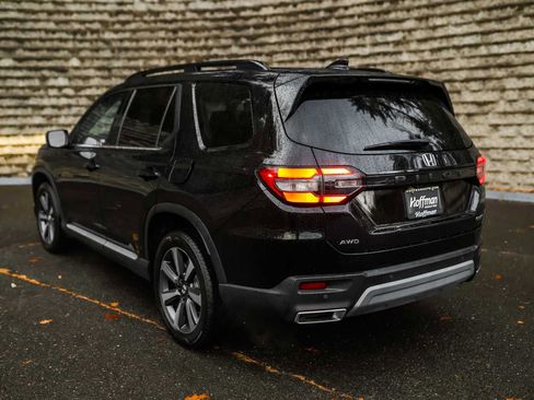 Used 2025 Honda Pilot Touring image 9