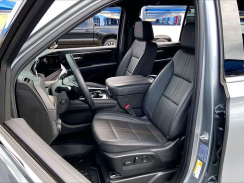 Used 2025 Chevrolet Tahoe High Country AWD/4WD image 8