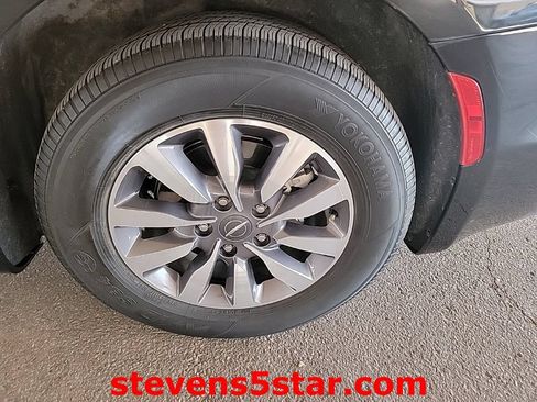Used 2023 Chrysler Pacifica Touring-L FWD image 11