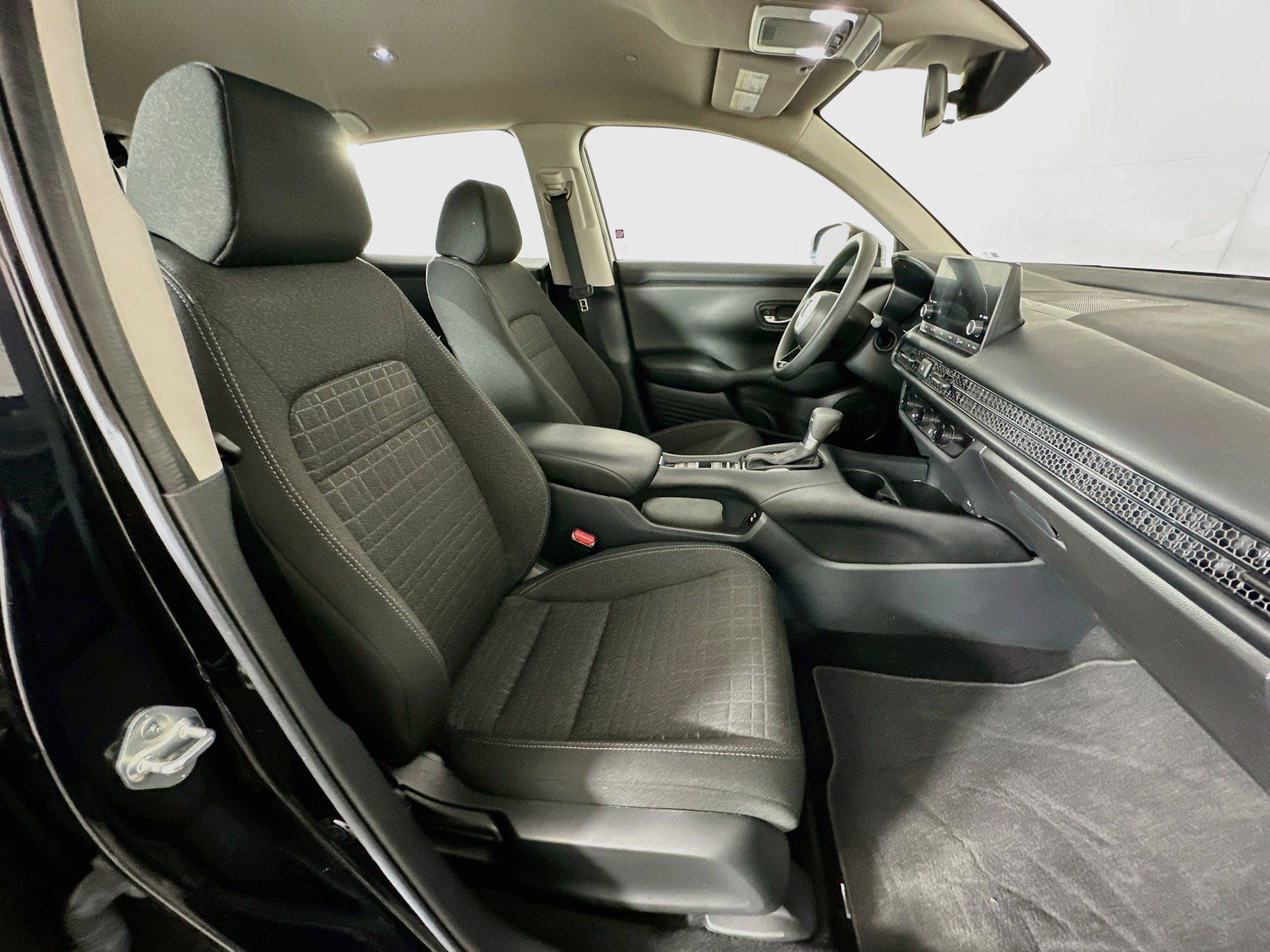 Used 2025 Honda HR-V LX image 28