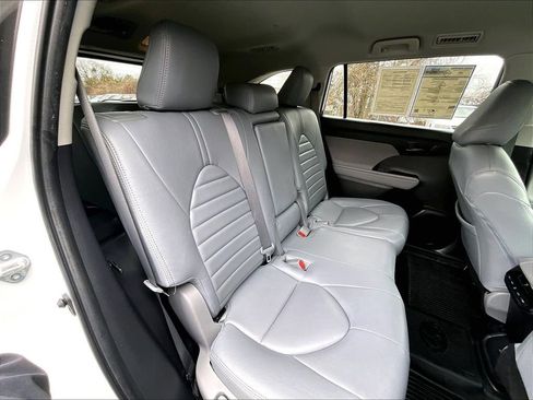 Used 2022 Toyota Highlander LE image 16