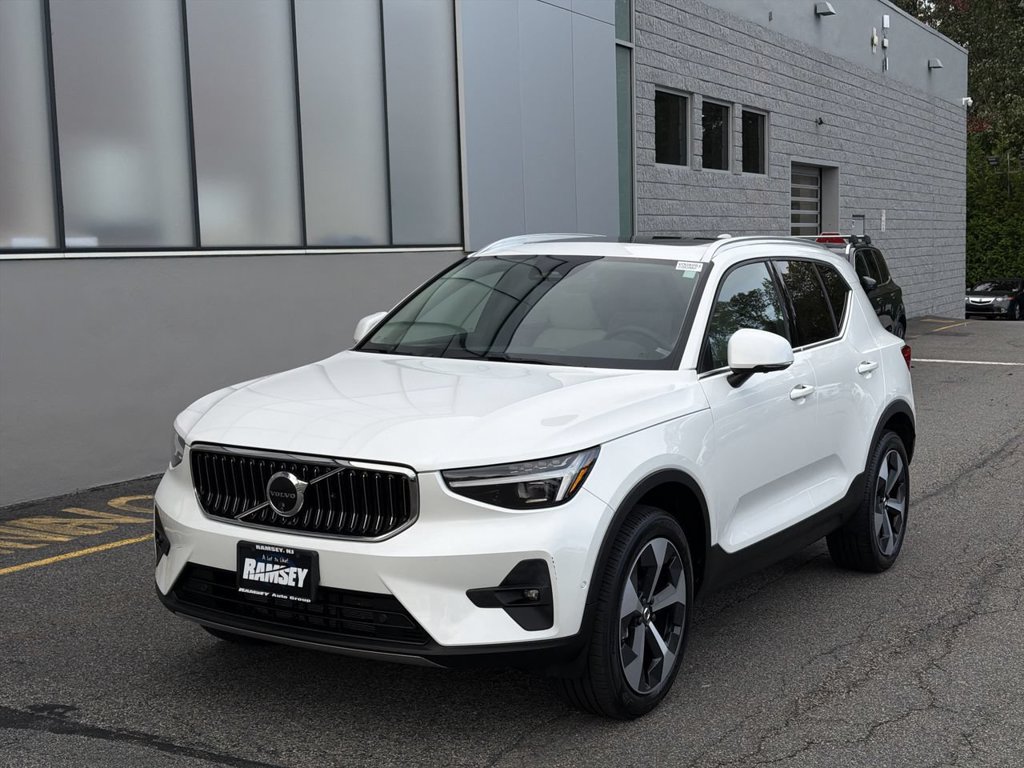 Certified 2024 Volvo XC40 B5 Plus w/ Climate Package AWD/4WD image 1