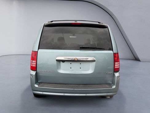 Used 2010 Chrysler Town & Country Limited image 4