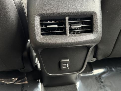 Used 2023 Chevrolet Equinox LT image 30