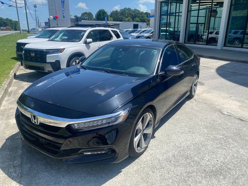 Used 2018 Honda Accord Touring image 2